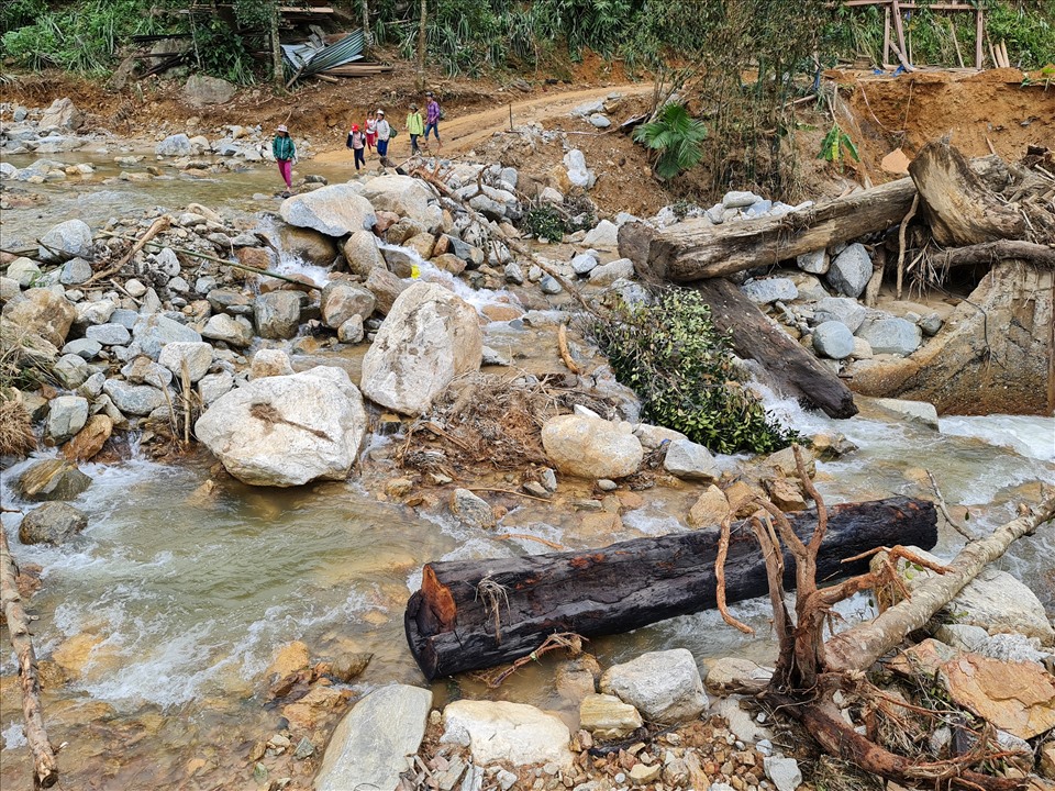 Đã qua 20 ngày, nhưng hiện trường vụ sạt lở núi ở xã Tà Leng vùi lấp 22 người và hàng chục ngôi nhà vẫn còn tang hoang bình địa. Ảnh: Tường Minh